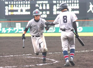 高校野球（４回表、殊勲の三塁打を放った壱岐商・野田（左））