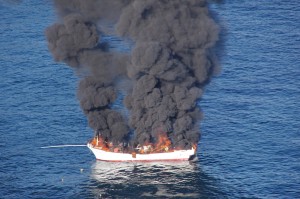 漁船火災（炎上する漁船）