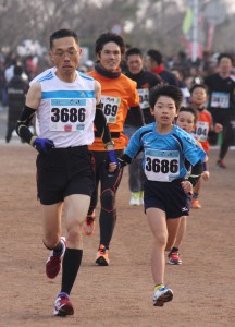 マラソン（小学４年と保護者で優勝した田中さん親子）