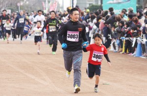 マラソン（１㌔小学１年生と保護者・岩本さん親子）