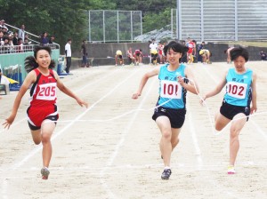 ３年女子百㍍・川上彩希(右から２人目)