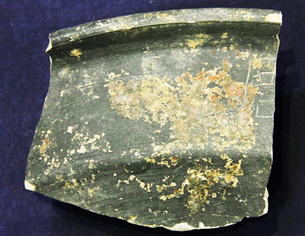 瓦質土器に「周」の線刻。カラカミ遺跡で国内初発見。 | 【公式